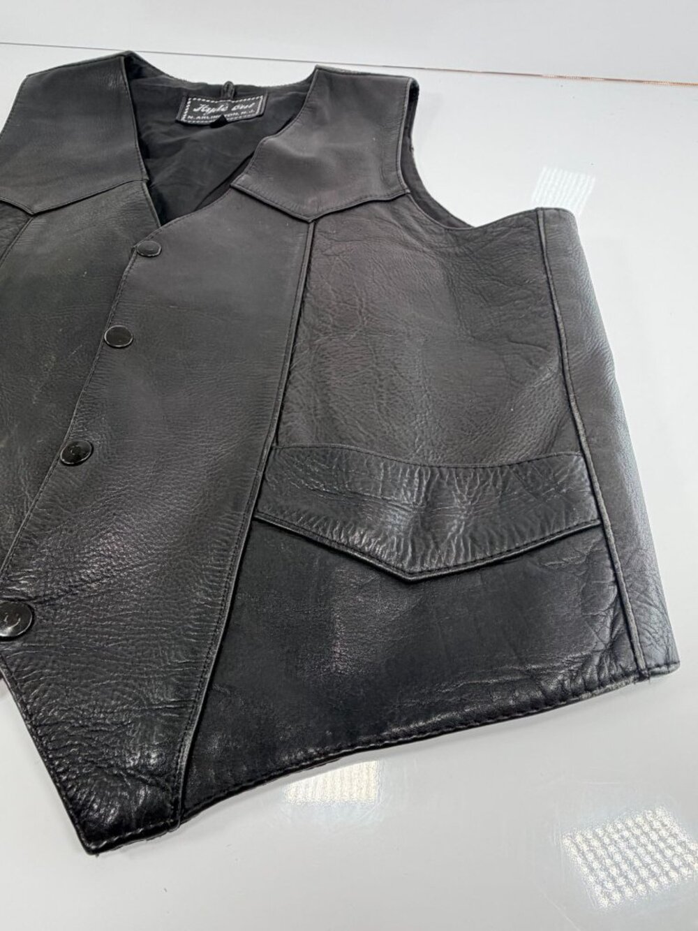 Vintage Mens Black Biker Leather Vest By Hyde Out Snap Closure Pockets 46B - Picture 2 of 8